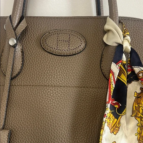 Elegant Brown Leather Handbag - Picture 3 of 4